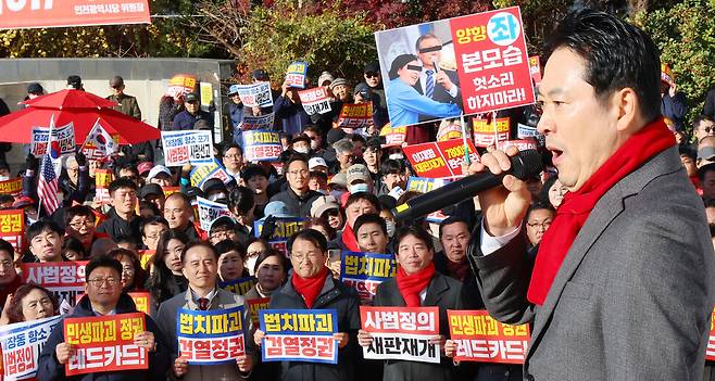 장동혁 국민의힘 대표가 지난 1일 인천 미추홀구 주안역 앞에서 열린 ‘민생회복 법치수호 국민대회’에서 발언하고 있다. 연합뉴스