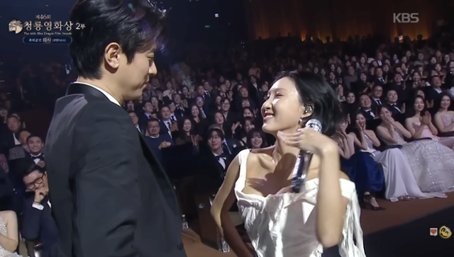 '제46회 청룡영화상' 당시 화사와 박정민이 보여준 '굿 굿바이' 무대. 해당 무대는 시상식 이후 큰 화제를 모으며 각종 밈을 낳았다. KBS 캡처