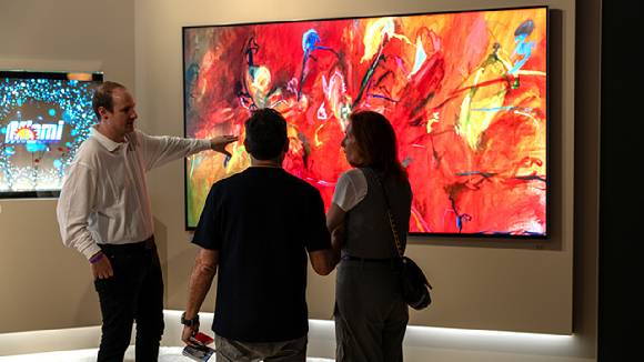 관람객이 삼성 마이크로 RGB에 전시된 린제이 애덤스(Lindsay Adams) 작가의 작품 'Fire This Time'을 감상하고 있다. [사진=삼성전자]