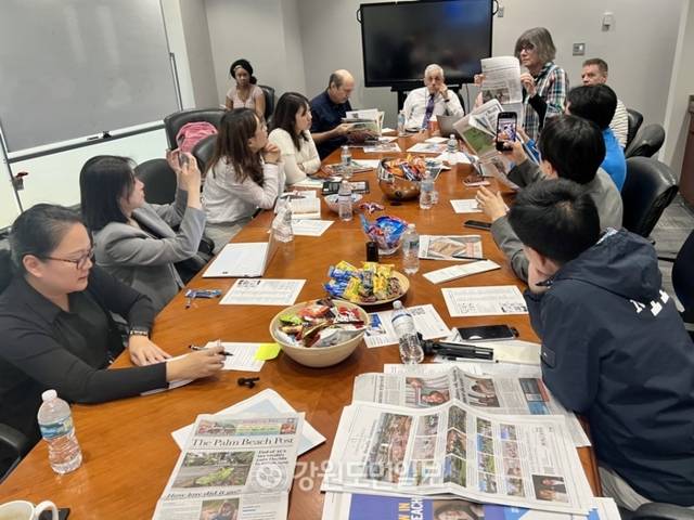 ▲ 미국 플로리다주 지역 언론사인 팜비치 포스트(The Palm Beach Post)의 각 부서 파트장들이 지난달 13일(현지시간) 국내 ‘KPF 디플로마 취재단’에게 언론사 편집방향 및 조직 구성 등에 대해 설명하고 있다. 미국 플로리다 마이애미/이세훈 기자