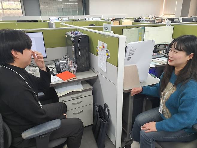 최종인 사원(왼쪽)과 이지영 대리가 교육 콘텐츠 회의를 하고 있다. 윤현주 기자