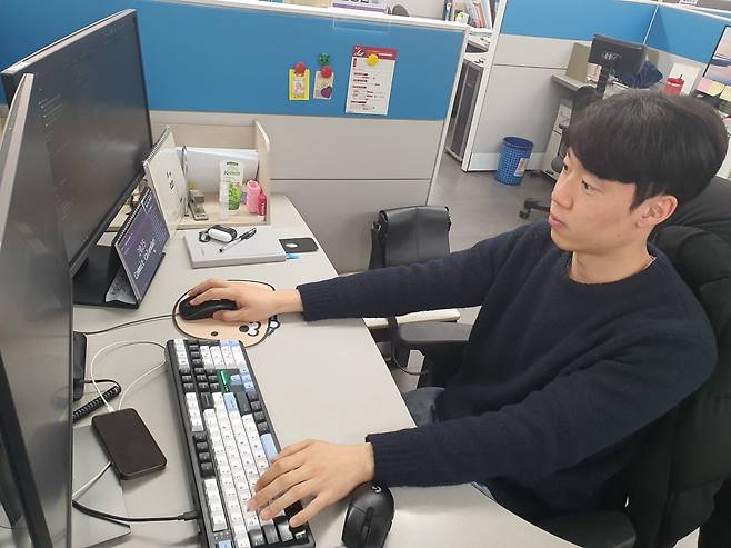 김병찬 사원이 교육 콘텐츠 개발 업무를 하고 있다. 윤현주 기자