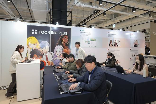 지난 4일 서울 삼성동 코엑스에서 열린 'AI 콘텐츠 페스티벌 2025'에서 참가자들이 AI 콘텐츠 생성을 체험하고 있다. 콘진원 제공