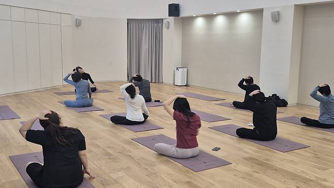 서울 강남구 신사동 ‘강남힐링센터 신사’ 4층 그룹힐링실에서 지난 3일 오전 수강생들이 요가수업을 받고 있다.