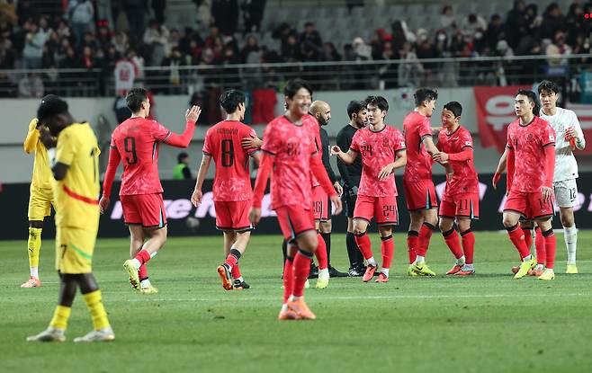 The Korean national team celebrates after a 1-0 win over Ghana at Seoul World Cup Stadium in western Seoul on Nov. 18. [YONHAP]