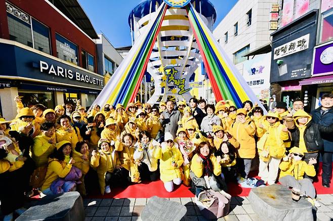 문경시가 지난 6일 점촌점빵길 일대에 조성된 ‘닻별 테마길 조성’ 준공식을 개최했다. 이날 행사에는 닻별 서울지부 회원과 인근 상인 등 300여 명이 참석해 새로운 거리의 탄생을 축하했다. 문겨시 제공.
