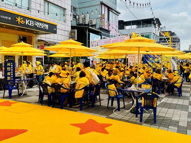 점촌점빵길 일대에 조성된 ‘닻별 테마길’이 노란색 물결로 가득찼다. 문경시 제공.