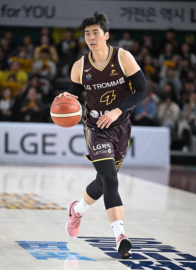 창원 LG 양홍석이 7일 창원체육관에서 열린 수원 KT와의 2025-2026 프로농구 KBL 정규리그 경기에서 드리블을 하고 있다. KBL 제공