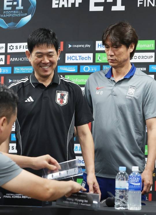 입장하는 홍명보 감독과 모리야스 감독. 사진[연합뉴스]