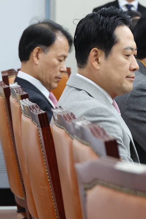 원조 친윤(친윤석열)으로 불렸던 국민의힘 3선 중진 윤한홍 의원(왼쪽)과 장동혁 국민의힘 대표.  연합뉴스
