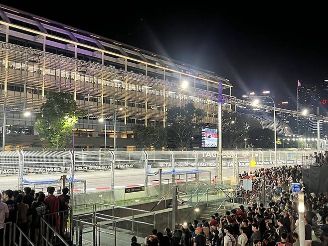 퀄리파잉 경기 시작 1시간 전부터 스탠딩석 사람들이 빼곡하게 찼다. / 사진= 문서연 여행+ 기자