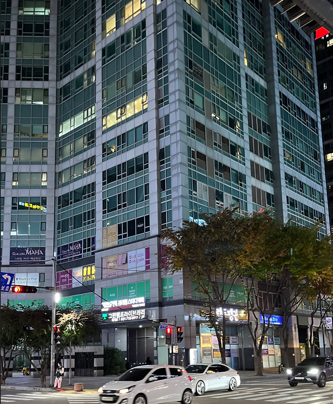 경기 성남시 분당구 정자동에 위치한 주상복합 ‘아이파크분당1’. 이곳에서 같은 시기 유니콘기업 리벨리온과 코스닥 상장사 클로봇이 성장의 기틀을 다졌다. [사진=독자제공]