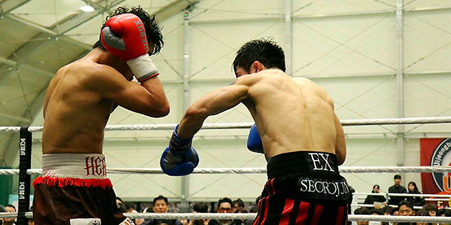 강성철이 2025년 12월 경기도 의정부시청 모두의 운동장 동양태평양복싱연맹 슈퍼페더급 실버 챔피언결정전에서 서로준의 공격을 받고 있다. 사진=KBM 한국복싱커미션