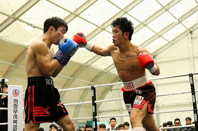 강성철이 2025년 12월 경기도 의정부시청 모두의 운동장 동양태평양복싱연맹 슈퍼페더급 실버 챔피언결정전에서 서로준을 공격하고 있다. 사진=KBM 한국복싱커미션
