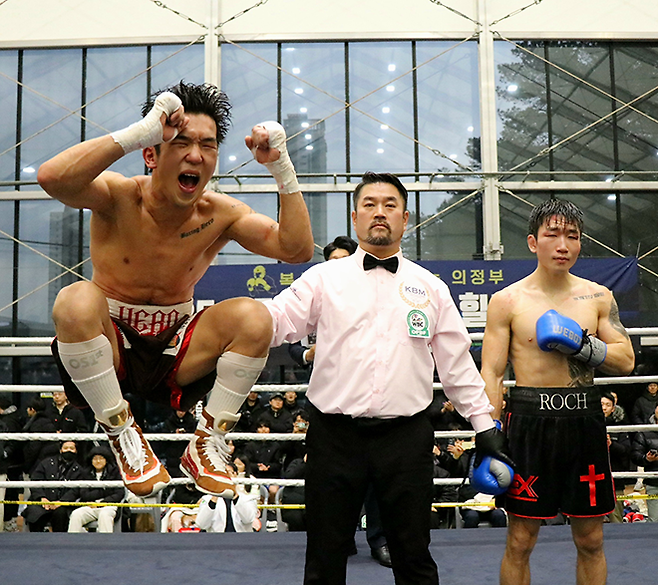 강성철이 2025년 12월 경기도 의정부시청 모두의 운동장 동양태평양복싱연맹 슈퍼페더급 실버 챔피언결정전 나병조 주심의 승리 선언에 기뻐하고 있다. 오른쪽은 판정패를 당한 서로준. 사진=KBM 한국복싱커미션
