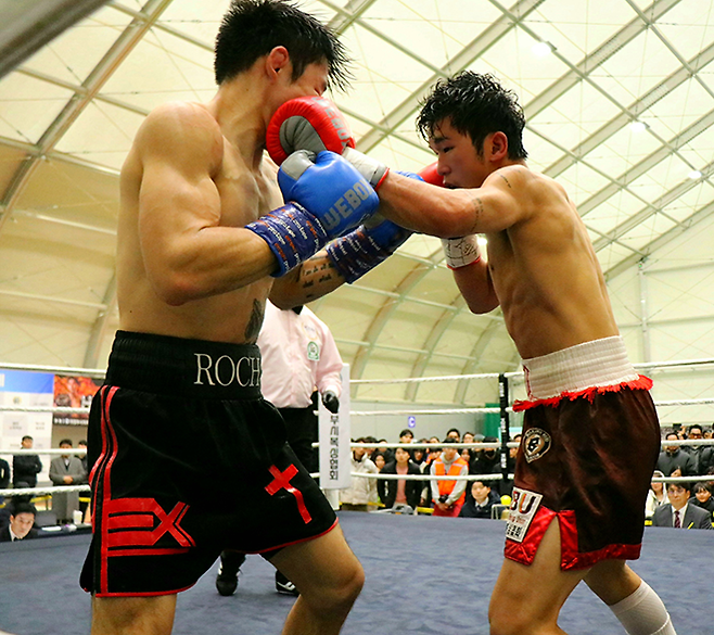 강성철이 2025년 12월 경기도 의정부시청 모두의 운동장 동양태평양복싱연맹 슈퍼페더급 실버 챔피언결정전에서 서로준을 공격하고 있다. 사진=KBM 한국복싱커미션