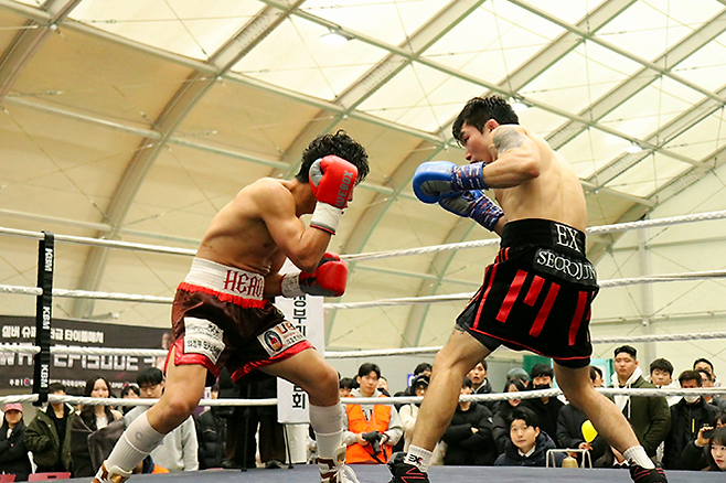 강성철이 2025년 12월 경기도 의정부시청 모두의 운동장 동양태평양복싱연맹 슈퍼페더급 실버 챔피언결정전에서 서로준을 상대하고 있다. 사진=KBM 한국복싱커미션