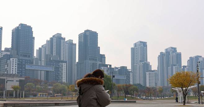 단지 내 공공보행로에서 일반인 통행을 제한하는 것은 부적절하지만 입주민 불편을 해소할 필요가 있다는 분석이 나온다. 사진은 서울 잠수교에서 바라본 래미안원베일리 모습. /사진=뉴시스