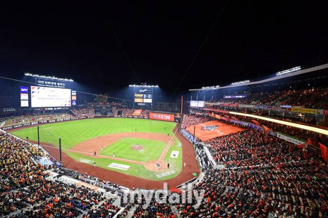 29일 대전 한화생명 볼파크 야구장에서 열린 '2025 신한 SOL 뱅크 KBO 한국시리즈 3차전' LG 트윈스와 한화 이글스 경기. 야구 팬으로 가득 찬 한화생명 볼파크./마이데일리