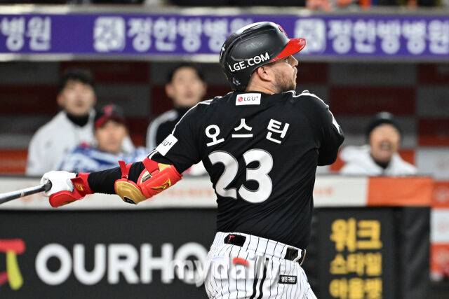 29일 대전 한화생명 볼파크 야구장에서 열린 '2025 신한 SOL 뱅크 KBO 한국시리즈 3차전' LG 트윈스와 한화 이글스 경기. LG 오스틴이 1회초 타격을 하고 있다./마이데일리