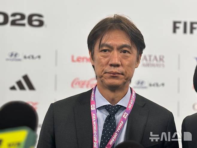 [워싱턴=뉴시스]이윤희 특파원 = 홍명보 축구대표팀 감독이 5일(현지 시간) 미국 워싱턴DC 케네디센터에서 개최된 2026 국제축구연맹(FIFA) 북중미월드컵 조 추첨이 진행된 후 공동취재구역(믹스트존)에서 취재진과 만나 소감을 밝히고 있다. sympathy@newsis.com 2025.12.06.