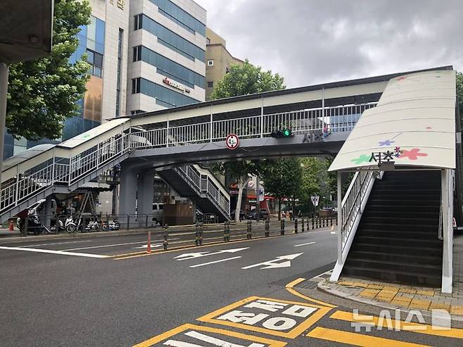 [서울=뉴시스]: 방일초 앞 보도육교 캐노피 설치.