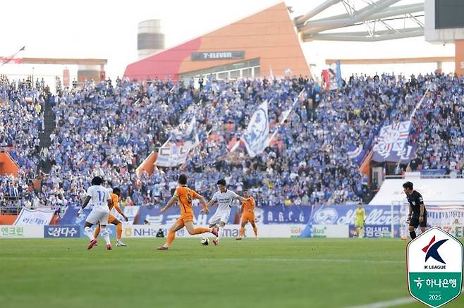 [서울=뉴시스]내년에도 2부에 남게 된 수원 삼성. (사진=한국프로축구연맹 제공)