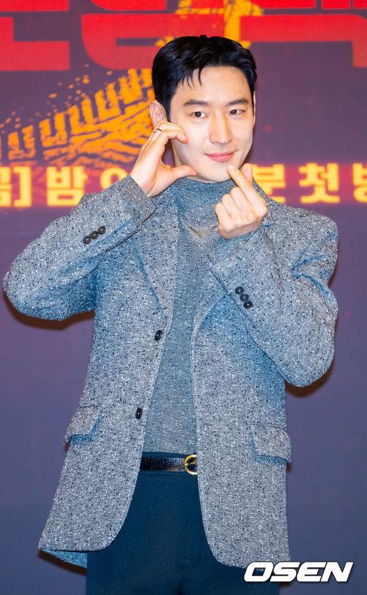 [OSEN=민경훈 기자] 18일 오후 서울 양천구 목동 SBS 방송센터 SBS홀에서 SBS 금토드라마 ‘모범택시3’ 제작발표회가 열렸다.배우 이제훈, 김의성, 표예진, 장혁진, 배유람 주연의 드라마 ‘모범택시3’는 동명의 웹툰을 원작으로 한 시리즈물로, 베일에 가려진 택시회사 무지개 운수와 택시기사 김도기가 억울한 피해자를 대신해 복수를 완성하는 사적 복수 대행극이다. 배우 이제훈이 포즈를 취하고 있다. 2025.11.18 / rumi@osen.co.kr