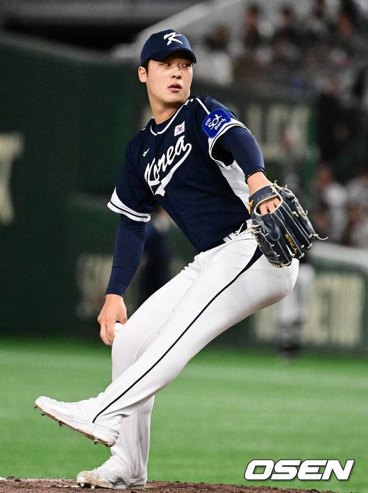 [OSEN=도쿄(일본), 조은정 기자]15일 일본 도쿄돔에서 ‘2025 NAVER K-BASEBALL SERIES’ 대한민국과 일본의 1차전 경기가 열렸다.한국은 곽빈, 일본은 소타니 류헤이를 선발투수로 내세웠다.8회말 대한민국 이민석이 역투하고 있다. 2025.11.15. /cej@osen.co.kr