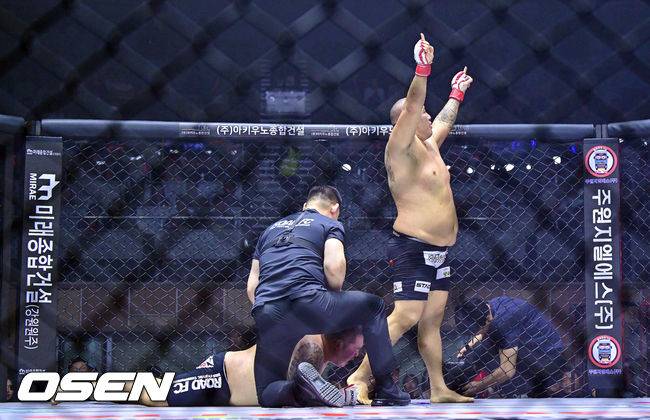 [OSEN=장충체, 박준형 기자] 7일 오후 서울 장충체육관에서 ‘굽네 로드FC 075’가 진행됐다. 무제한급 매치 승리한 허재혁이 환호하고 있다. 2025.12.07 / soul1014@osen.co.kr