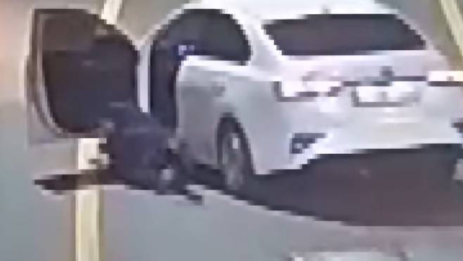 지난달 14일 오전 1시15분쯤 대전 유성구 관평동 인근 도로에서 대리운전 기사가 차량에 매달려 있는 모습. YTN 보도화면 캡처