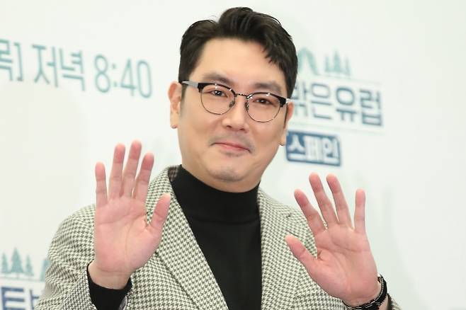 조진웅, 첫 예능 고정은 ‘텐트 밖은 유럽’ - 배우 조진웅이 2일 오후 서울 마포구 스탠포드호텔 상암에서 진행된 tvN 예능 프로그램 ‘텐트 밖은 유럽 - 스페인 편’(이하 텐트 밖은 유럽) 제작발표회에서 포즈를 취하고 있다. ‘텐트 밖은 유럽 ’은 호텔 대신 캠핑장, 렌터카, 현지 마트를 이용하여 세상 자유로운 방식으로 유럽을 여행하는 프로그램이다. 2023.3.2. 뉴스1