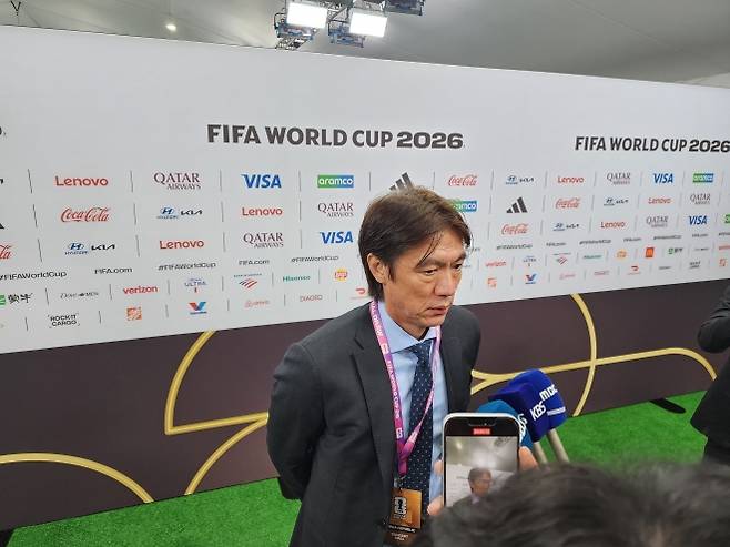 월드컵 조추첨식 끝나고 인터뷰하는 홍명보 축구대표팀 감독 - 월드컵 조추첨식 끝나고 인터뷰하는 홍명보 축구대표팀 감독 (워싱턴=연합뉴스) 박성민 특파원 = 홍명보 축구대표팀 감독이 5일(현지시간) 미국 워싱턴DC 케네디센터에서 열린 2026 북중미 월드컵 조추첨식을 마친 뒤 공동취재구역에서 인터뷰하고 있다. 2025.12.5.  min22@yna.co.kr  (끝)   <저작권자(c) 연합뉴스, 무단 전재-재배포, AI 학습 및 활용 금지>