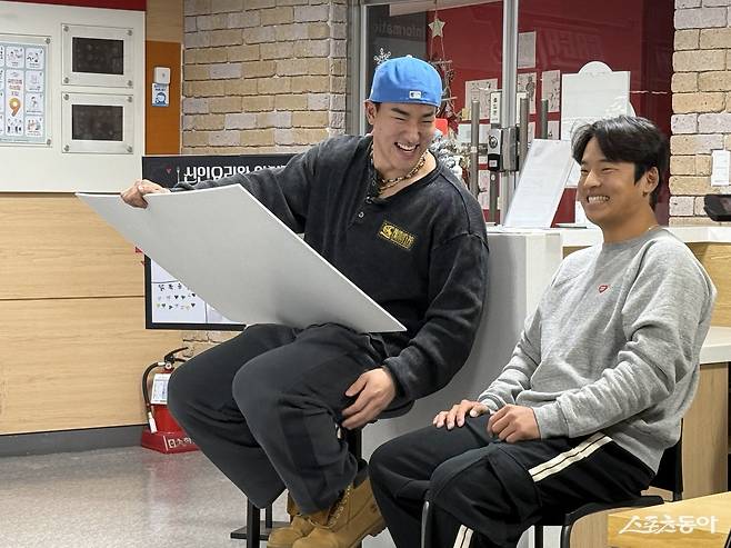 KT 안현민(왼쪽)이 6일 수원KT위즈파크 구내식당에 팬 46명을 초청해 직접 만든 요리를 제공한 뒤, 선배 강민성과 팬 Q&A를 진행하고 있다. 사진제공｜KT 위즈