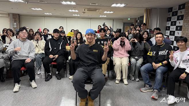 KT 안현민(가운데)이 6일 수원KT위즈파크 구내식당에 팬 46명을 초청해 직접 만든 요리를 제공한 뒤, 팬과 기념사진을 촬영하고 있다. 사진제공｜KT 위즈