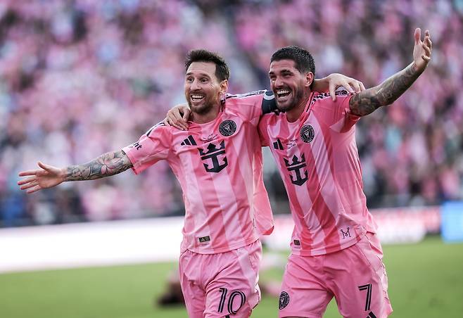 리오넬 메시(왼쪽)와 로드리고 데폴이 7일 미국 플로리다주 포트로더데일의 체이스 스타디움에서 열린 2025 MLS컵에서 후반 26분 결승골을 합작한 뒤 환호하고 있다.  포트로더데일 | EPA연합뉴스