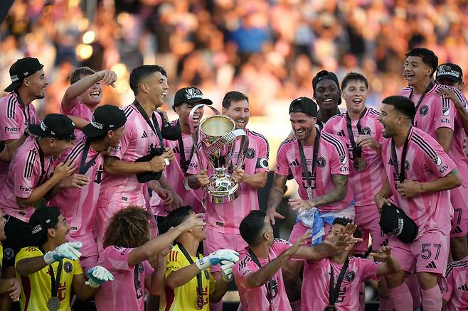 인터 마이애미 선수들이 7일 미국 플로리다주 포트로더데일의 체이스 스타디움에서 열린 2025 MLS컵에서 밴쿠버를 꺾고 우승한 뒤 기뻐하고 있다.   포트로더데일 | AP연합뉴스