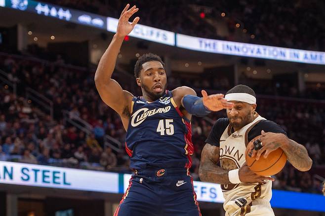 도노반 미첼(왼쪽)이 7일 미국 오하이오주 클리블랜드의 로킷 아레나에서 열린 골든스테이트 워리어스와의 2025~2026 미국프로농구 정규리그 홈경기에서 상대 공격을 막아내고 있다.    클리블랜드 | AP연합뉴스
