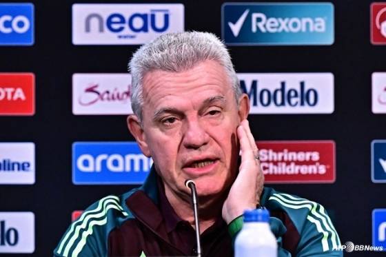 하비에르 아기레 멕시코 국가대표팀 감독이 기자회견에 참석해 취재진의 질문에 답하고 있다. /AFPBBNews=뉴스1