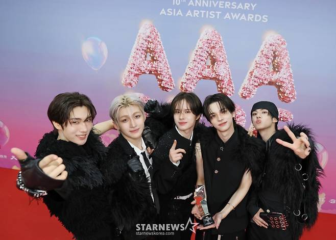 그룹 투어스가 6일 가오슝 내셔널 스타디움에서 진행된 스타뉴스 주최 '10주년 아시아 아티스트 어워즈 2025(10th Anniversary Asia Artist Awards 2025, '10주년 AAA 2025')에서 베스트뮤지션 상을 수상한 뒤 포즈를 취하고 있다. 12월 6일~7일 양일에 걸쳐 가오슝 내셔널 스타디움에서 펼쳐지는 '10주년 아시아 아티스트 어워즈 2025(10th Anniversary Asia Artist Awards 2025, '10주년 AAA 2025')'와 페스타 'ACON 2025'는 MTN(머니투데이방송)과 위버스(Weverse)를 통해 각각 TV와 온라인 스트리밍으로 생중계 된다. /2025.12.06 /사진=이동훈 photoguy@