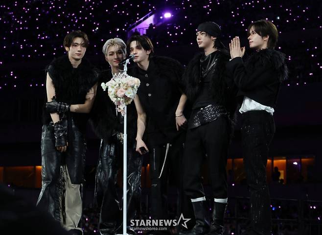 투어스가 6일 가오슝 내셔널 스타디움에서 진행된 스타뉴스 주최 '10주년 아시아 아티스트 어워즈 2025(10th Anniversary Asia Artist Awards 2025, '10주년 AAA 2025')에서 수상 소감을 밝히고 있다. 12월 6일~7일 양일에 걸쳐 가오슝 내셔널 스타디움에서 펼쳐지는 '10주년 아시아 아티스트 어워즈 2025(10th Anniversary Asia Artist Awards 2025, '10주년 AAA 2025')'와 페스타 'ACON 2025'는 MTN(머니투데이방송)과 위버스(Weverse)를 통해 각각 TV와 온라인 스트리밍으로 생중계 된다. /사진=김진경 kim.jinkyung@