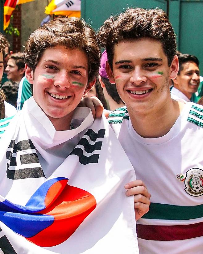 한국의 독일전 승리 덕분에 지난 2018 FIFA 러시아 월드컵 16강 진출이 확정되자 태극기를 목에 두른 채 기뻐하고 있는 멕시코 팬들. /사진=BR풋볼 SNS 캡처