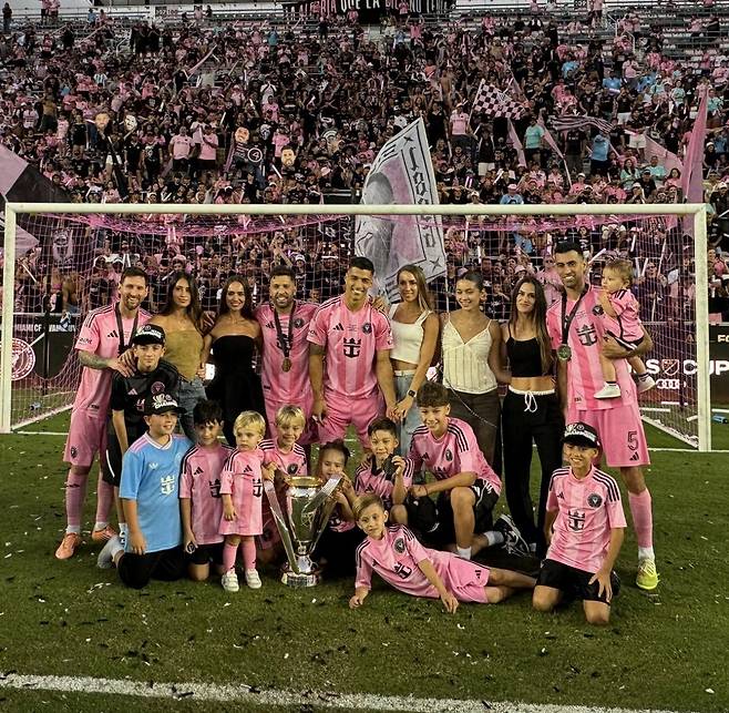 7일(한국시간) 미국 플로리다주 포트로더데일의 체이스 스타디움에서 열린 2025 미국 프로축구 메이저리그사커(MLS컵) 밴쿠버 화이트캡스와의 MLS컵을 우승으로 마친 뒤 가족들과 기념 사진을 촬영하고 있는 FC바르셀로나 출신 선수들과 가족들. /사진=인터마미애미 뉴스허브 SNS 캡처