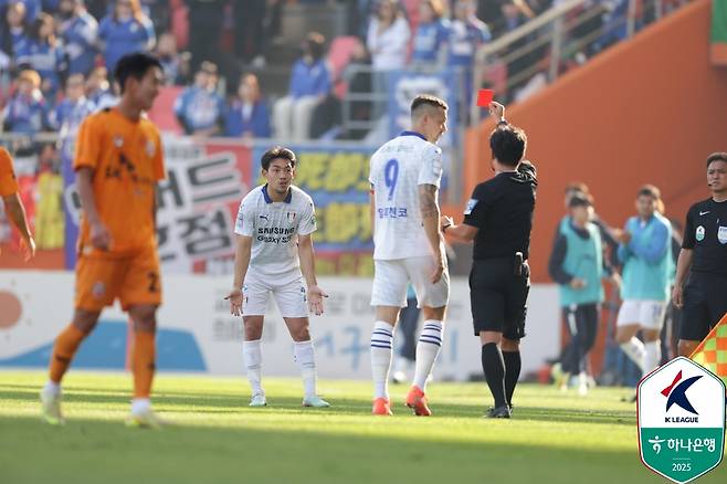 수원 삼성 이기제가 7일 제주월드컵경기장에서 열린 승강 플레이오프 2차전 제주 SK전에서 레드카드를 받고 있다. /사진=한국프로축구연맹 제공