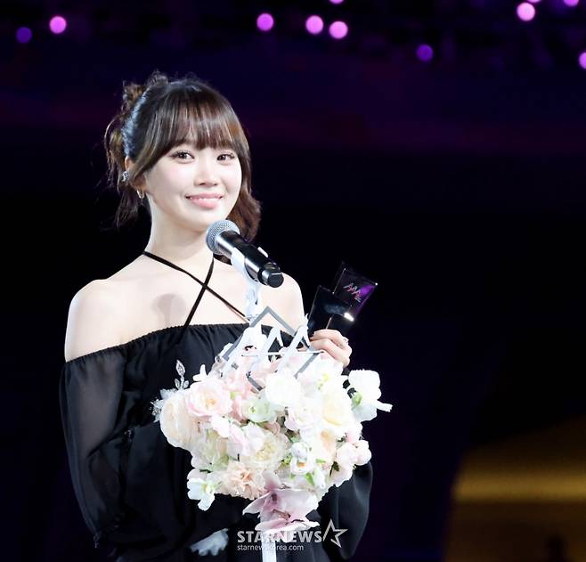 AAA 베스트 초이스 르세라핌 김채원이 6일 대만 가오슝 내셔널 스타디움에서 진행된 스타뉴스 주최 '10주년 아시아 아티스트 어워즈 2025(10th Anniversary Asia Artist Awards 2025, '10주년 AAA 2025')에서 수상소감을 전하고 있다. 2025.12.06 /사진=강영조 cameratalks@