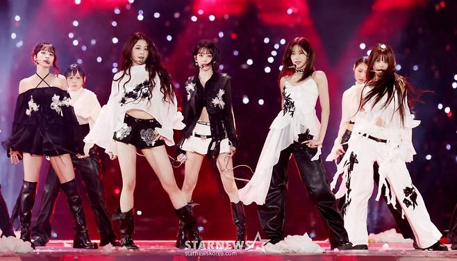 그룹 르세라핌이 6일 대만 가오슝 내셔널 스타디움에서 진행된 스타뉴스 주최 '10주년 아시아 아티스트 어워즈 2025(10th Anniversary Asia Artist Awards 2025, '10주년 AAA 2025')에서 멋진 무대를 선보이고 있다. /2025.12.06 /사진=김휘선 hwijpg@