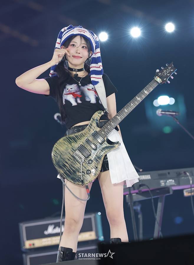 QWER 히나 '팬들 향한 손하트'[★포토]