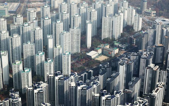 서울 송파구 서울스카이에서 내려다본 아파트 단지. 뉴스1