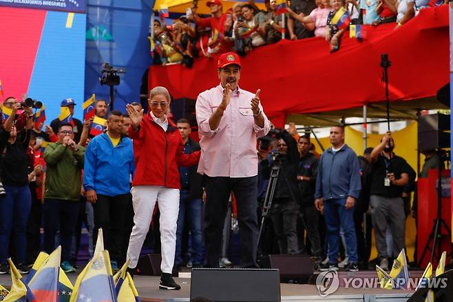지난 1일(현지시간) 지지자 앞에 선 니콜라스 마두로 베네수엘라 대통령(가운데) [카라카스 로이터=연합뉴스. 재판매 및 DB 금지]