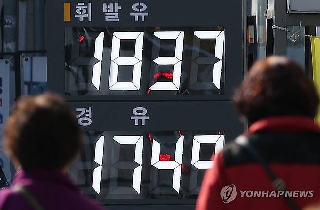 유가 상승에 오르는 물가 (서울=연합뉴스) = 2일 서울 한 주유소에 기름값 안내판이 놓여 있다. 2025.12.2